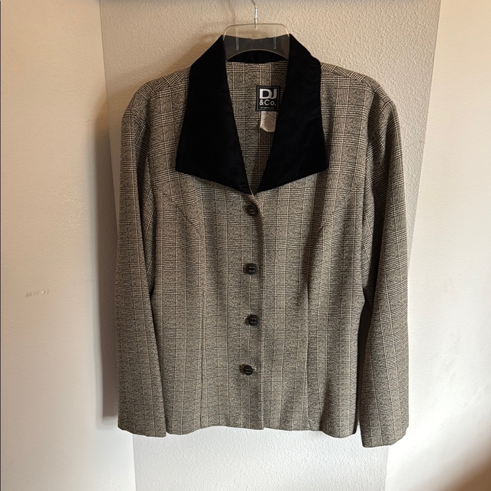 Women's Jacket with black velvet collar